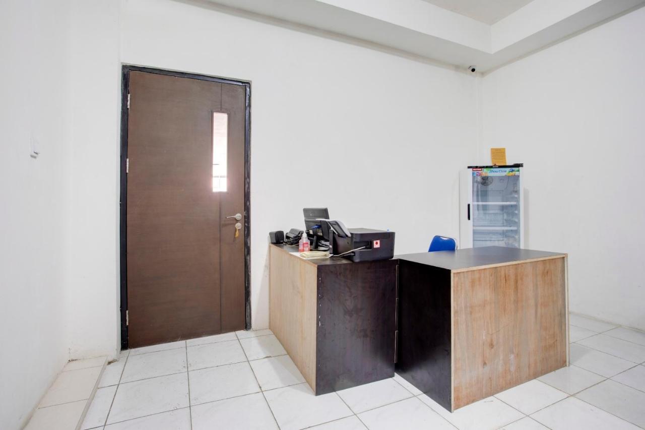 Отель Vaccinated Staff - Spot On 3928 Terrace House Syariah Pondoktjing Dua Экстерьер фото