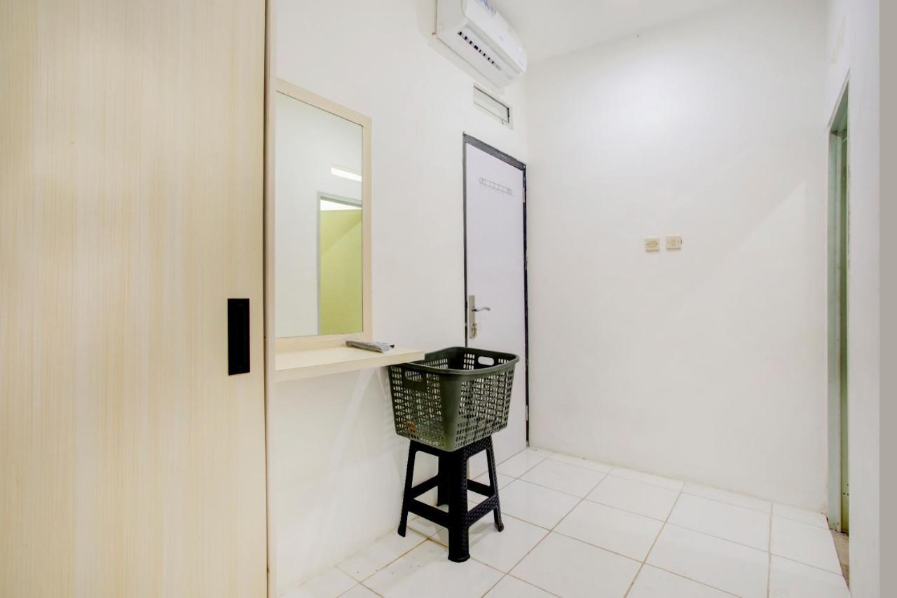 Отель Vaccinated Staff - Spot On 3928 Terrace House Syariah Pondoktjing Dua Экстерьер фото